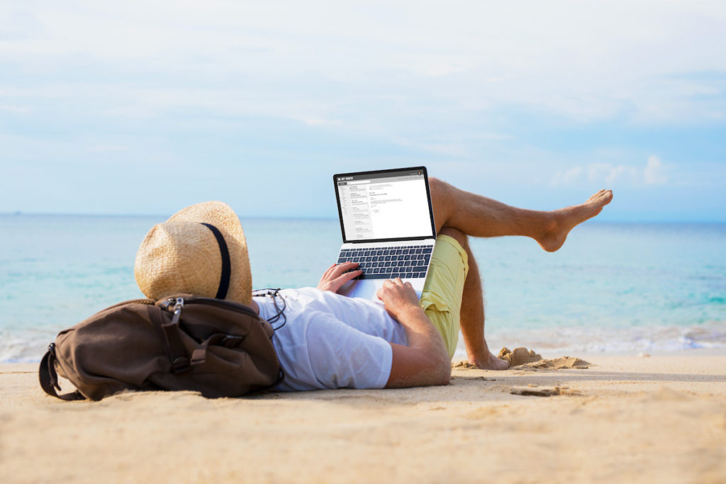 Workation am Strand istock.com/grinvalds