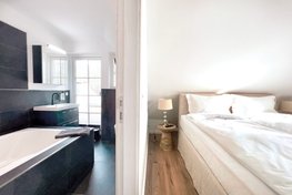 Ostsee Suite Hohwacht Schlafzimmer mit angrenzendem Bad