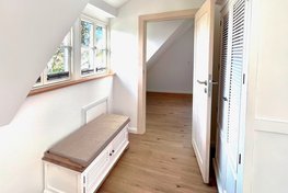 Ostsee Suite Hohwacht Schlafzimmer mit Kleiderschrank & Ablage