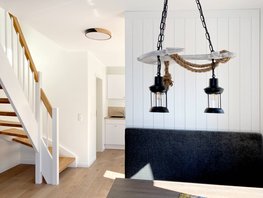 Esstisch mit Hängelampe und Blick auf Treppe & Küche im Ostsee-Domizil Ferienhaus Hohwacht