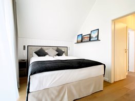Schlafzimmer mit Doppelbett & Regal im Ostsee-Domizil Ferienhaus Hohwacht