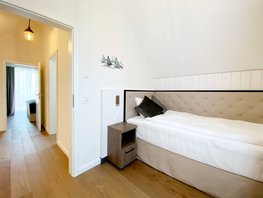 Schlafzimmer mit Einzelbett & Nachtschrank und Blick auf den Flur im Ostsee-Domizil Ferienhaus Hohwacht