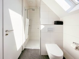 Badezimmer im Ostsee-Domizil Ferienhaus Hohwacht mit Blick auf Dusche & Toilette