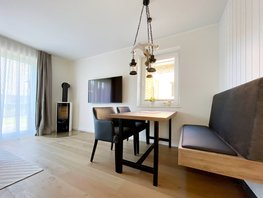 Wohnraum mit Esstisch & Stühlen und Blick auf TV und Kamin im Ostsee-Domizil Ferienhaus Hohwacht