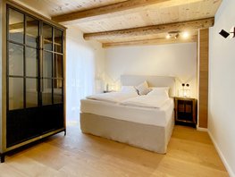 Ostsee-Suite Schlafbereich mit Schrank & Boxspringbett