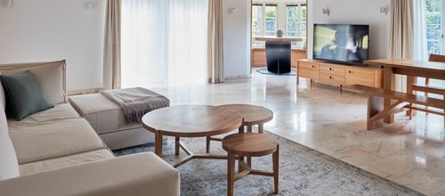 Wohnzimmer in der Ostsee Suite mit Couch und Fehrnseher