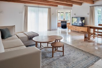 Ostsee-Suite Wohnzimmer mit Esstisch