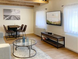 Ostsee-Suite Wohnzimmer mit Couch & Flatsreen TV