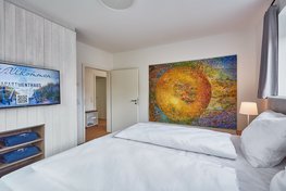 Apartmenthaus Emily in Hohwacht an der Ostsee Schlafzimmer mit Boxspringbett