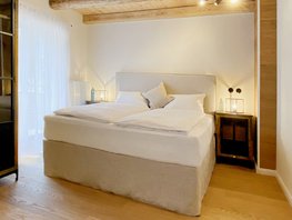 Ostsee-Suite Schlafbereich mit Boxspringbett von Cocomat
