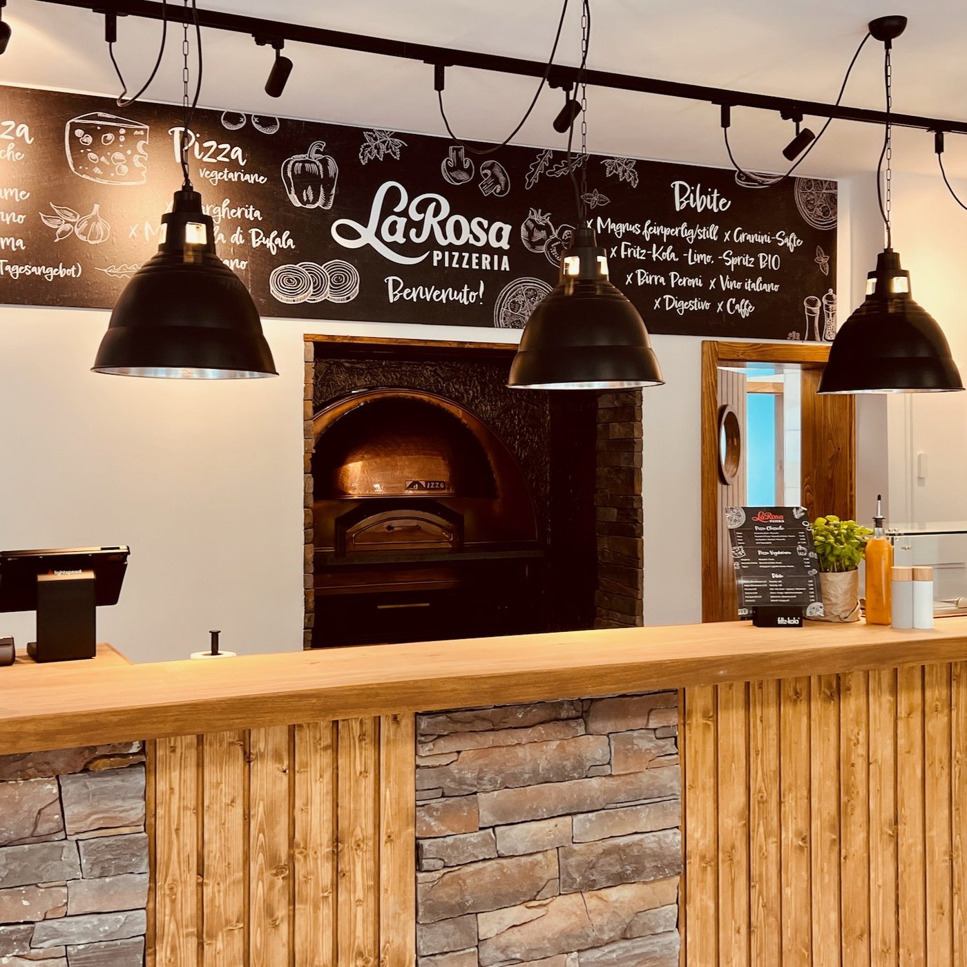 Theke in der Pizzeria LaRosa in Hohwacht